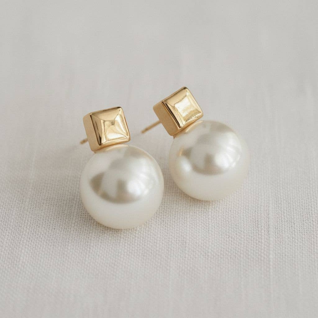 Chic High-Gloss Pearl Stud Earrings